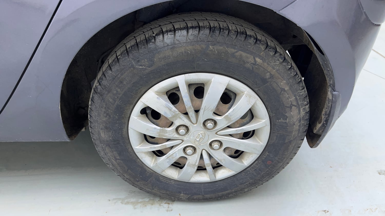 Used 2014 Hyundai i10 Sportz 1.1 iRDE2 Petrol Manual tyres LEFT REAR TYRE RIM VIEW
