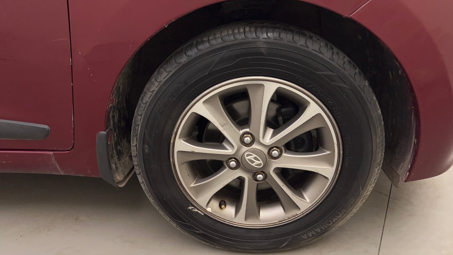 Used 2015 Hyundai Grand i10 Asta 1.1 CRDi (O) Diesel Manual tyres RIGHT FRONT TYRE RIM VIEW