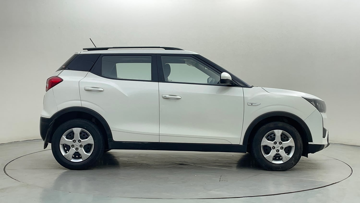 Used 2022 Mahindra XUV 300 W6 1.2 Petrol AMT Petrol Automatic exterior RIGHT SIDE VIEW