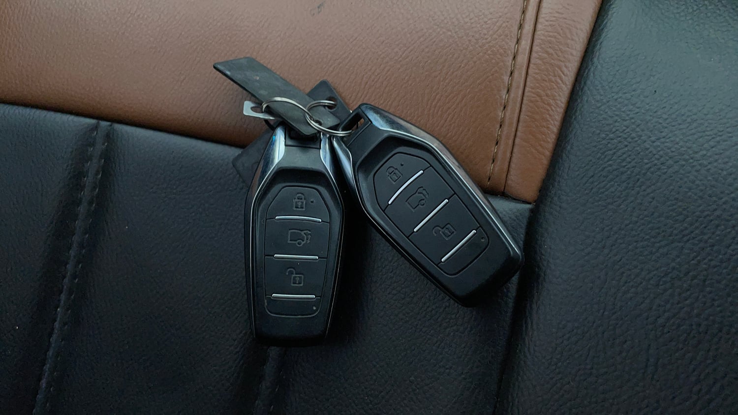 Used 2018 Mahindra XUV500 W9 AT Diesel Automatic extra CAR KEY VIEW