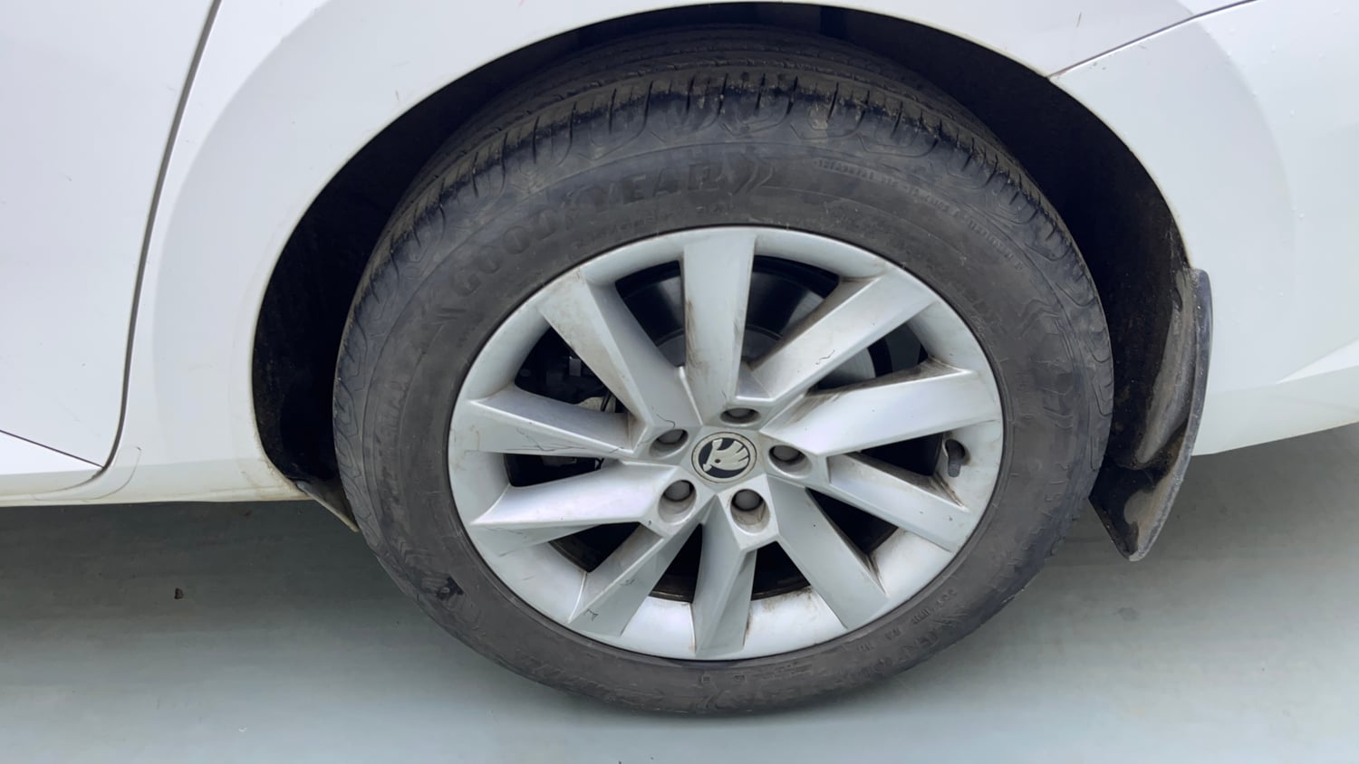 Used 2020 Skoda Superb L&K TSI AT Petrol Automatic tyres LEFT REAR TYRE RIM VIEW