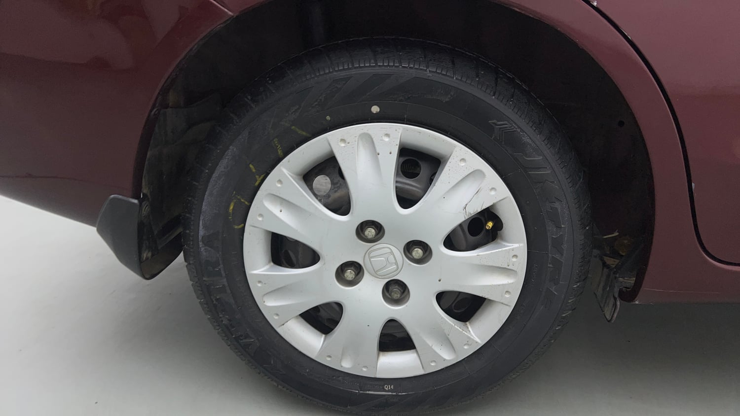 Used 2015 Honda Amaze 1.2 SX i-VTEC Petrol Manual tyres RIGHT REAR TYRE RIM VIEW