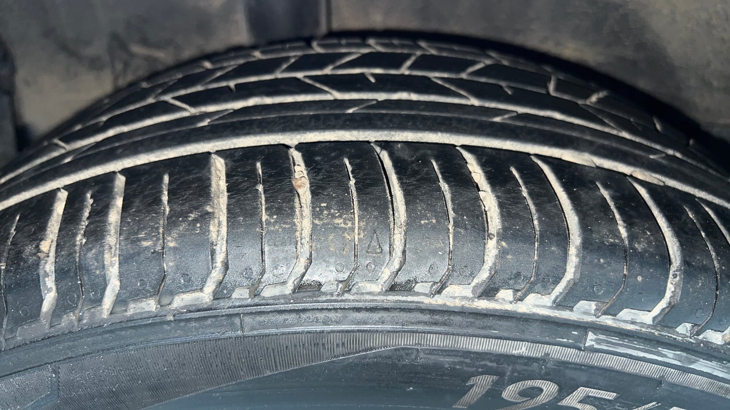 Used 2022 Hyundai i20 Sportz 1.2 IVT Petrol Automatic tyres RIGHT REAR TYRE TREAD VIEW