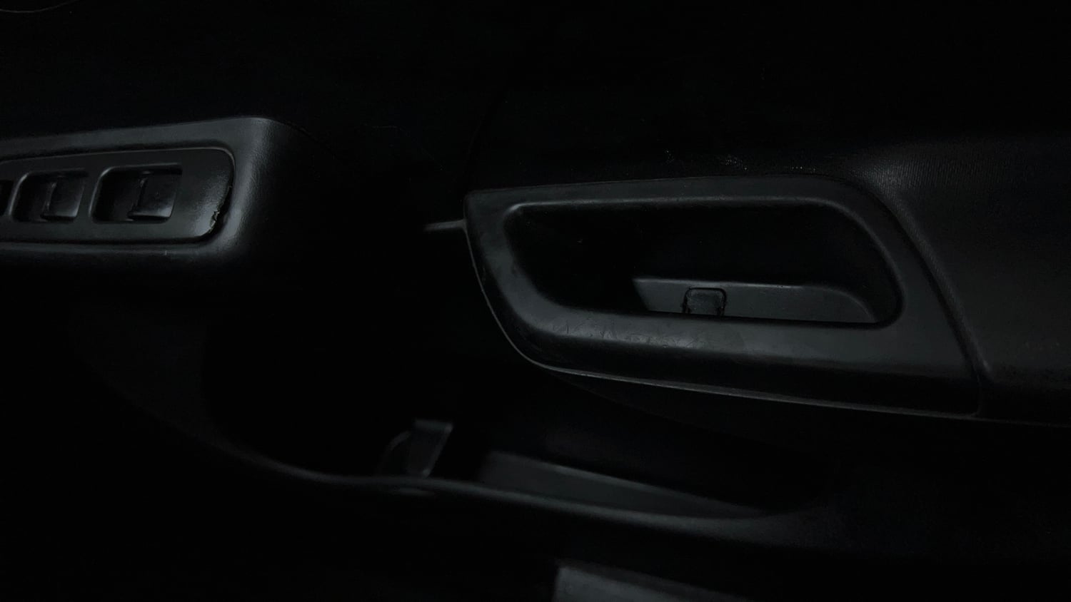 Used 2014 Maruti Suzuki Swift LXi Petrol Manual top_features Door pockets