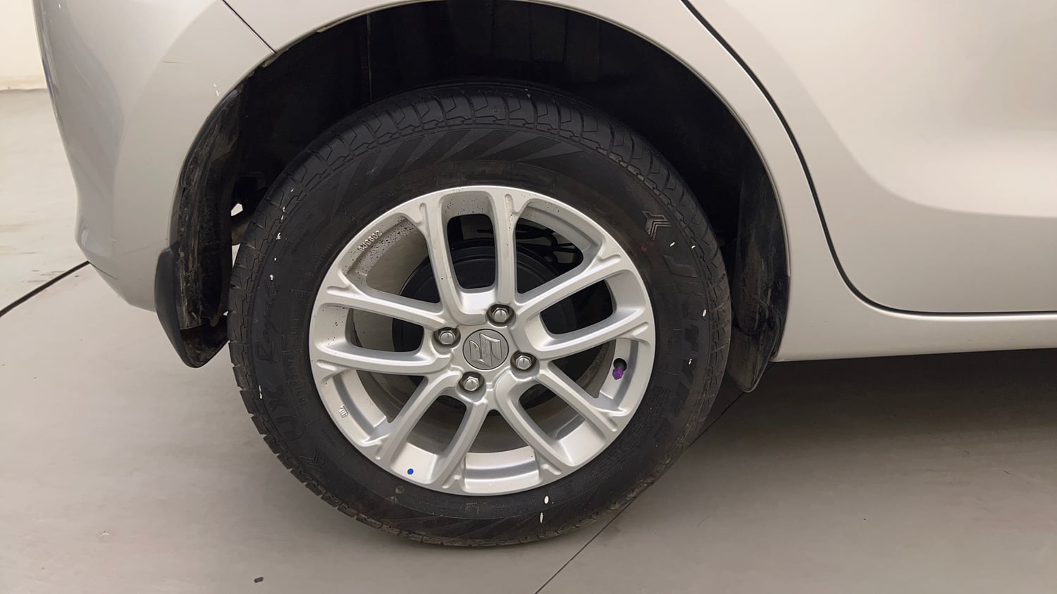 Used 2024 Maruti Suzuki Swift ZXi AMT Petrol Automatic tyres RIGHT REAR TYRE RIM VIEW