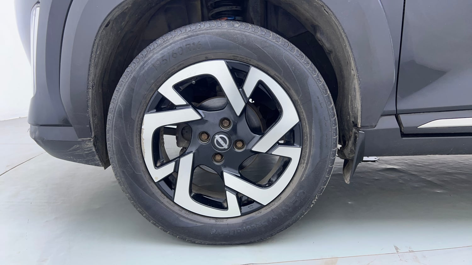 Used 2021 Nissan Magnite XV Premium Turbo (O) Petrol Manual tyres LEFT FRONT TYRE RIM VIEW