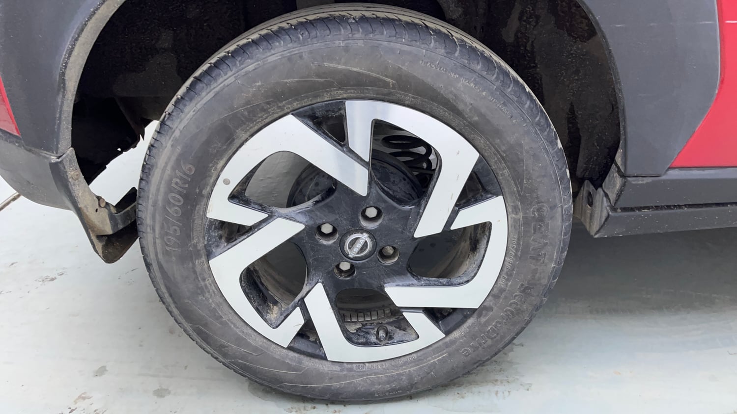 Used 2023 Nissan Magnite XV Turbo CVT Petrol Automatic tyres RIGHT REAR TYRE RIM VIEW