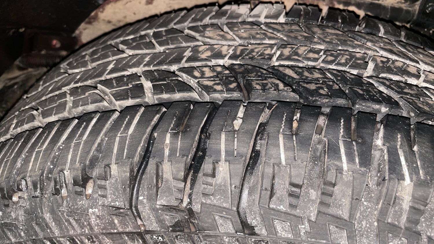 Used 2018 Mahindra XUV500 W9 AT Diesel Automatic tyres LEFT REAR TYRE TREAD VIEW