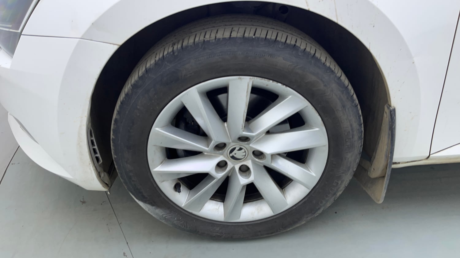 Used 2020 Skoda Superb L&K TSI AT Petrol Automatic tyres LEFT FRONT TYRE RIM VIEW