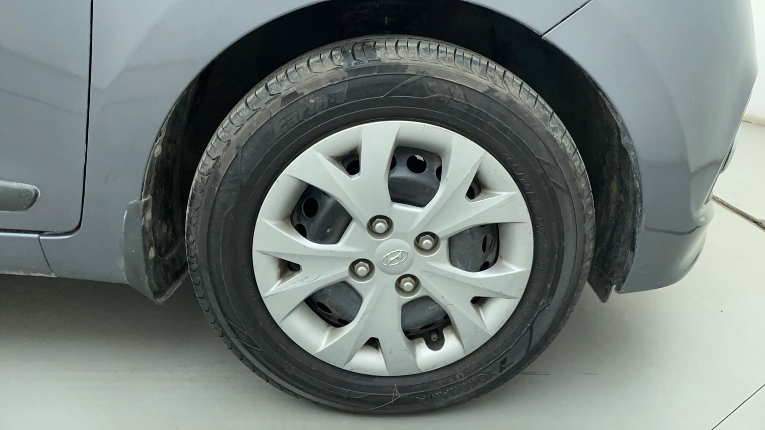 Used 2015 Hyundai Grand i10 Sportz 1.2 Kappa VTVT Petrol Manual tyres RIGHT FRONT TYRE RIM VIEW