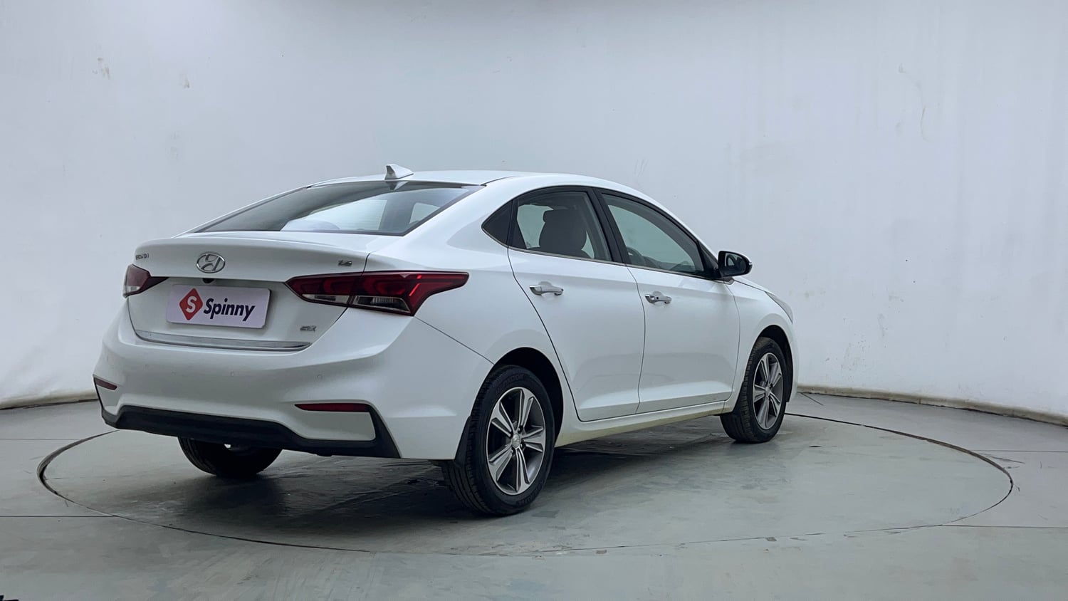 Used 2018 Hyundai Verna SX (O) 1.6 VTVT AT Petrol Automatic exterior RIGHT REAR CORNER VIEW