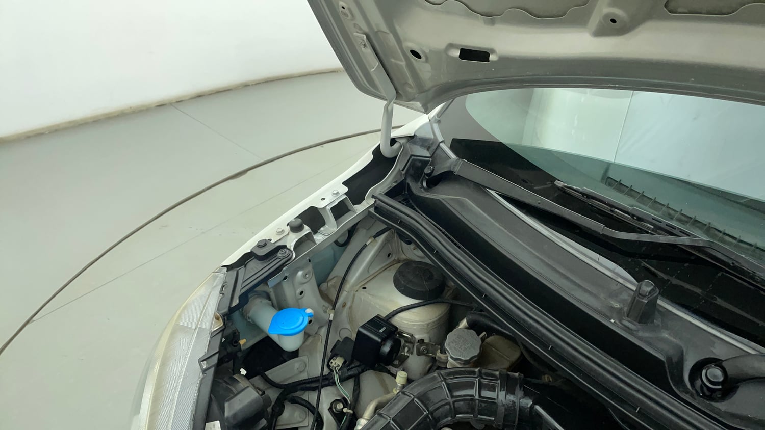 Used 2022 Maruti Suzuki Wagon R VXi (O) 1.2 Petrol Manual engine ENGINE RIGHT SIDE HINGE & APRON VIEW