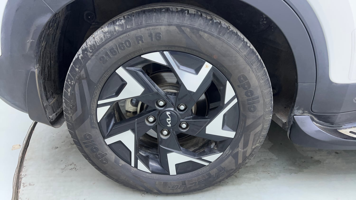 Used 2024 Kia Sonet GTX Plus 1.0 Turbo Petrol DCT Petrol Automatic tyres RIGHT REAR TYRE RIM VIEW