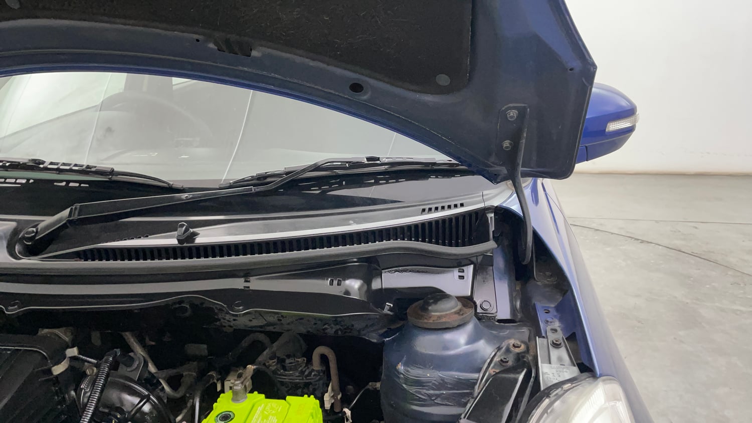 Used 2014 Maruti Suzuki Swift VXi Petrol Manual engine ENGINE LEFT SIDE HINGE & APRON VIEW