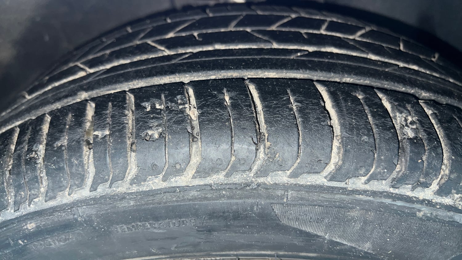 Used 2022 Hyundai i20 Sportz 1.2 IVT Petrol Automatic tyres RIGHT FRONT TYRE TREAD VIEW