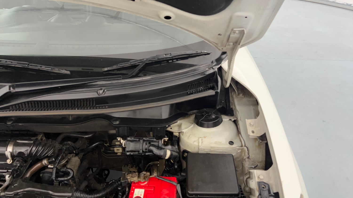 Used 2018 Maruti Suzuki Swift VXi Petrol Manual engine ENGINE LEFT SIDE HINGE & APRON VIEW
