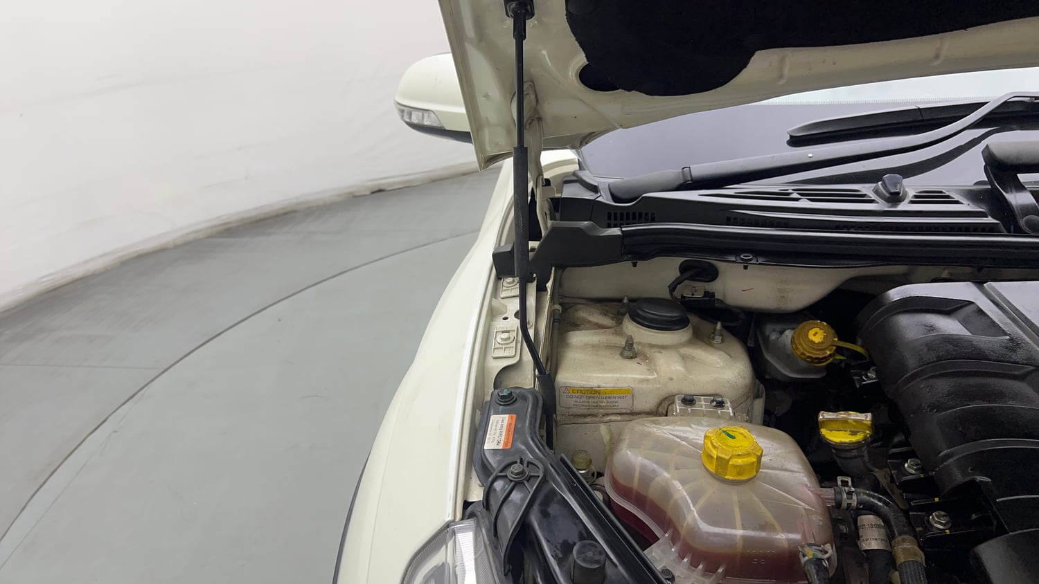 Used 2021 Mahindra XUV500 W7 Diesel Manual engine ENGINE RIGHT SIDE HINGE & APRON VIEW