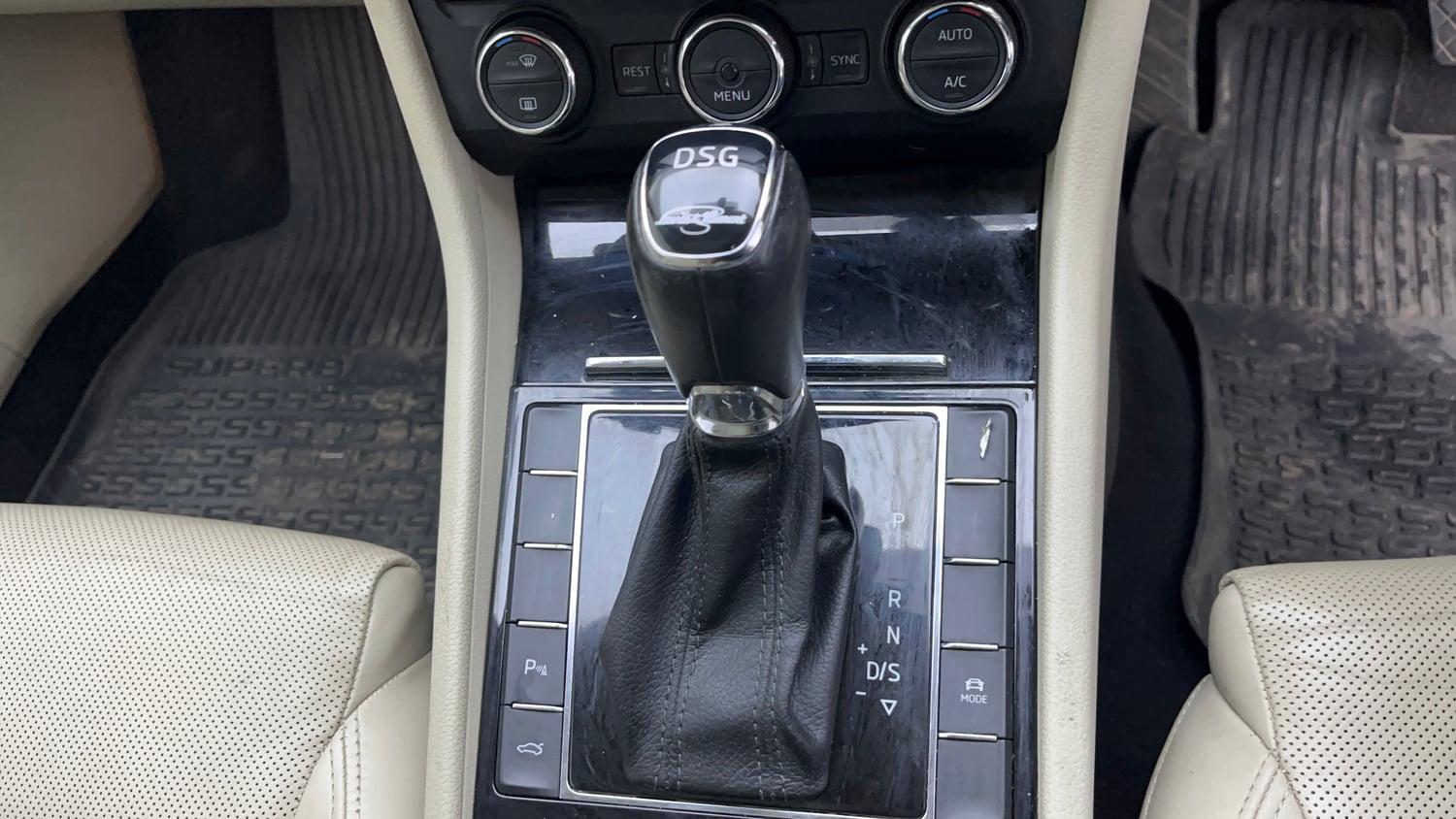 Used 2020 Skoda Superb L&K TSI AT Petrol Automatic interior GEAR  KNOB VIEW
