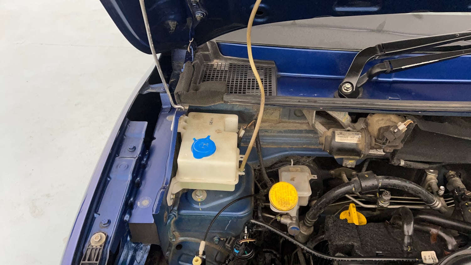 Used 2019 Renault Kwid CLIMBER 1.0 Petrol Manual engine ENGINE RIGHT SIDE HINGE & APRON VIEW