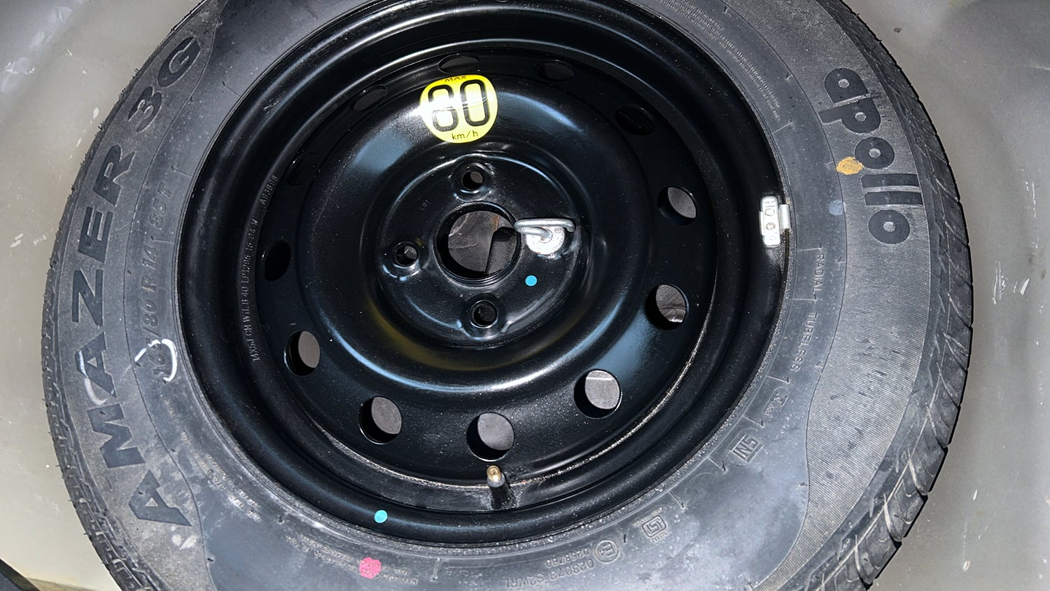 Used 2015 Maruti Suzuki Swift ZXi Petrol Manual tyres SPARE TYRE VIEW