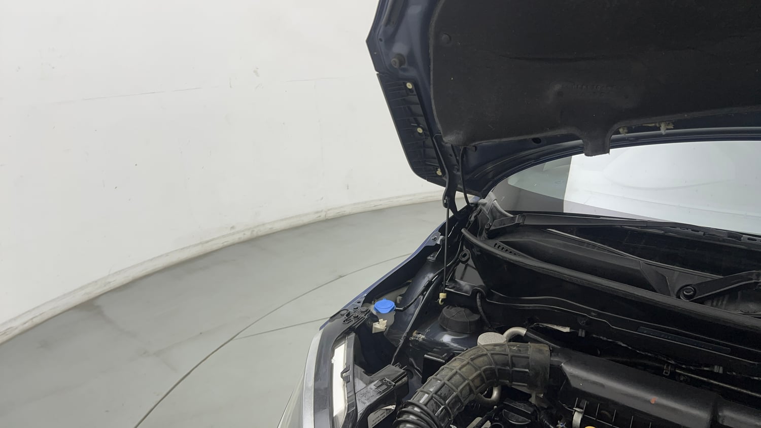 Used 2019 Maruti Suzuki Ignis Zeta 1.2 MT Petrol Manual engine ENGINE RIGHT SIDE HINGE & APRON VIEW