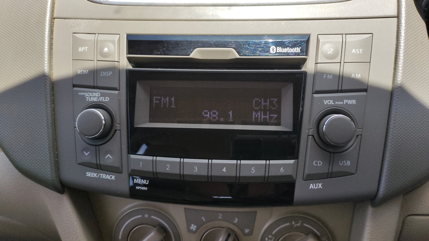 Used 2016 Maruti Suzuki Ertiga VXI Petrol Manual top_features Integrated (in-dash) music system