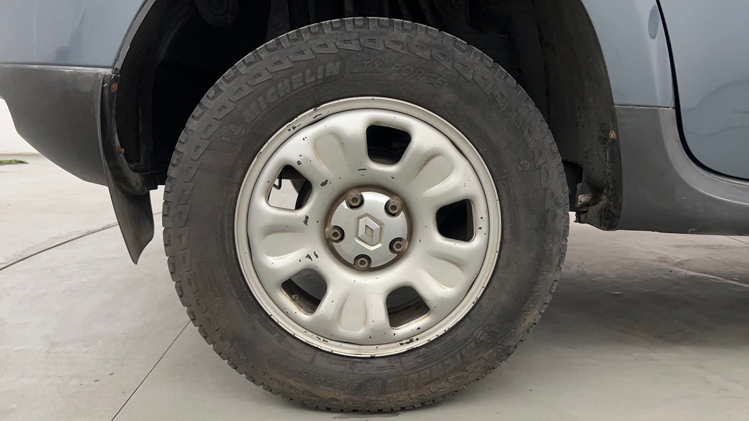 Used 2013 Renault Duster RxL Petrol Petrol Manual tyres RIGHT REAR TYRE RIM VIEW