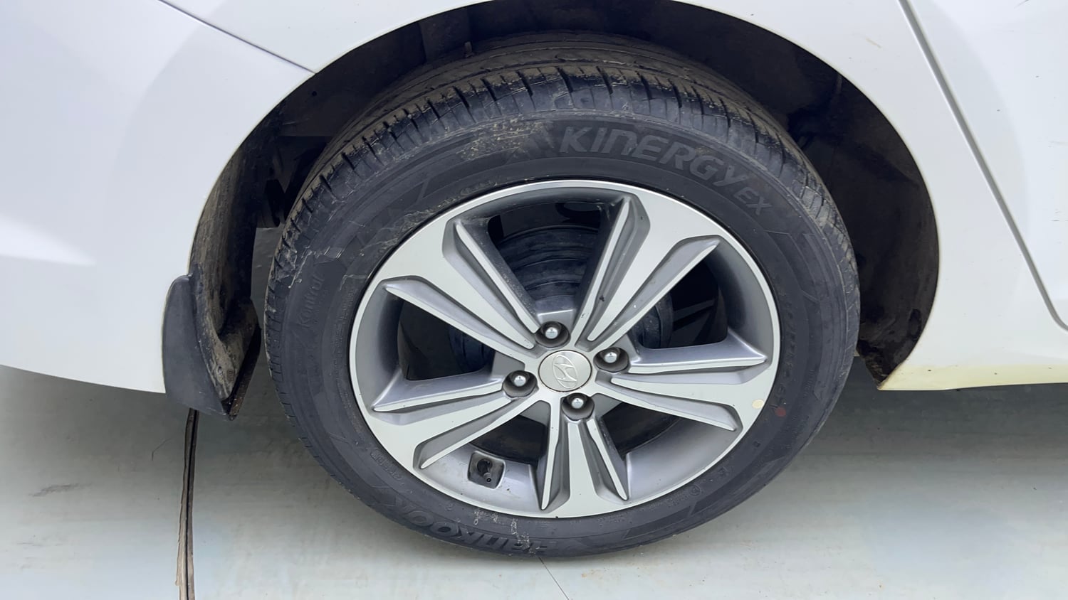 Used 2018 Hyundai Verna SX (O) 1.6 VTVT AT Petrol Automatic tyres RIGHT REAR TYRE RIM VIEW