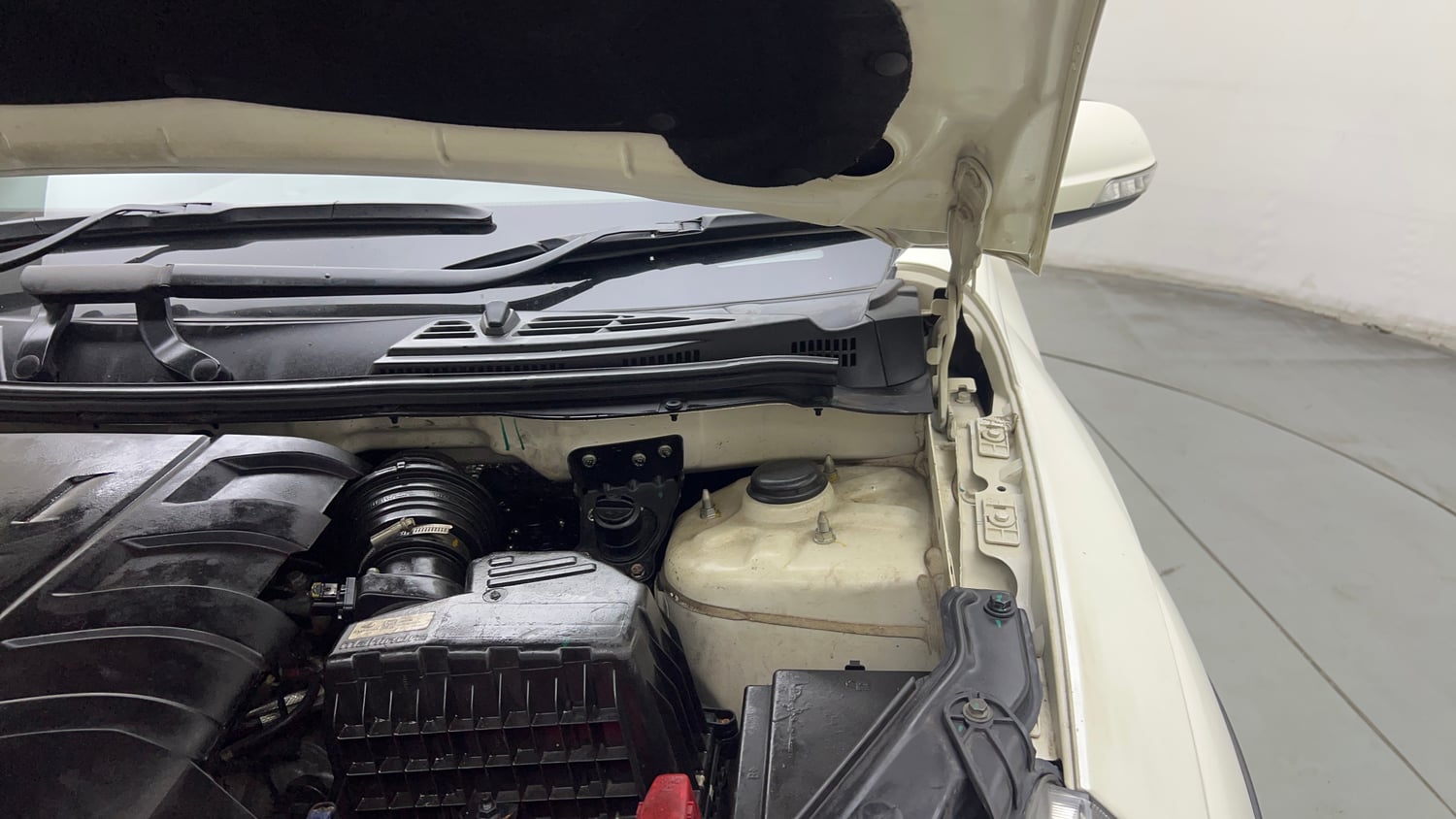 Used 2021 Mahindra XUV500 W7 Diesel Manual engine ENGINE LEFT SIDE HINGE & APRON VIEW