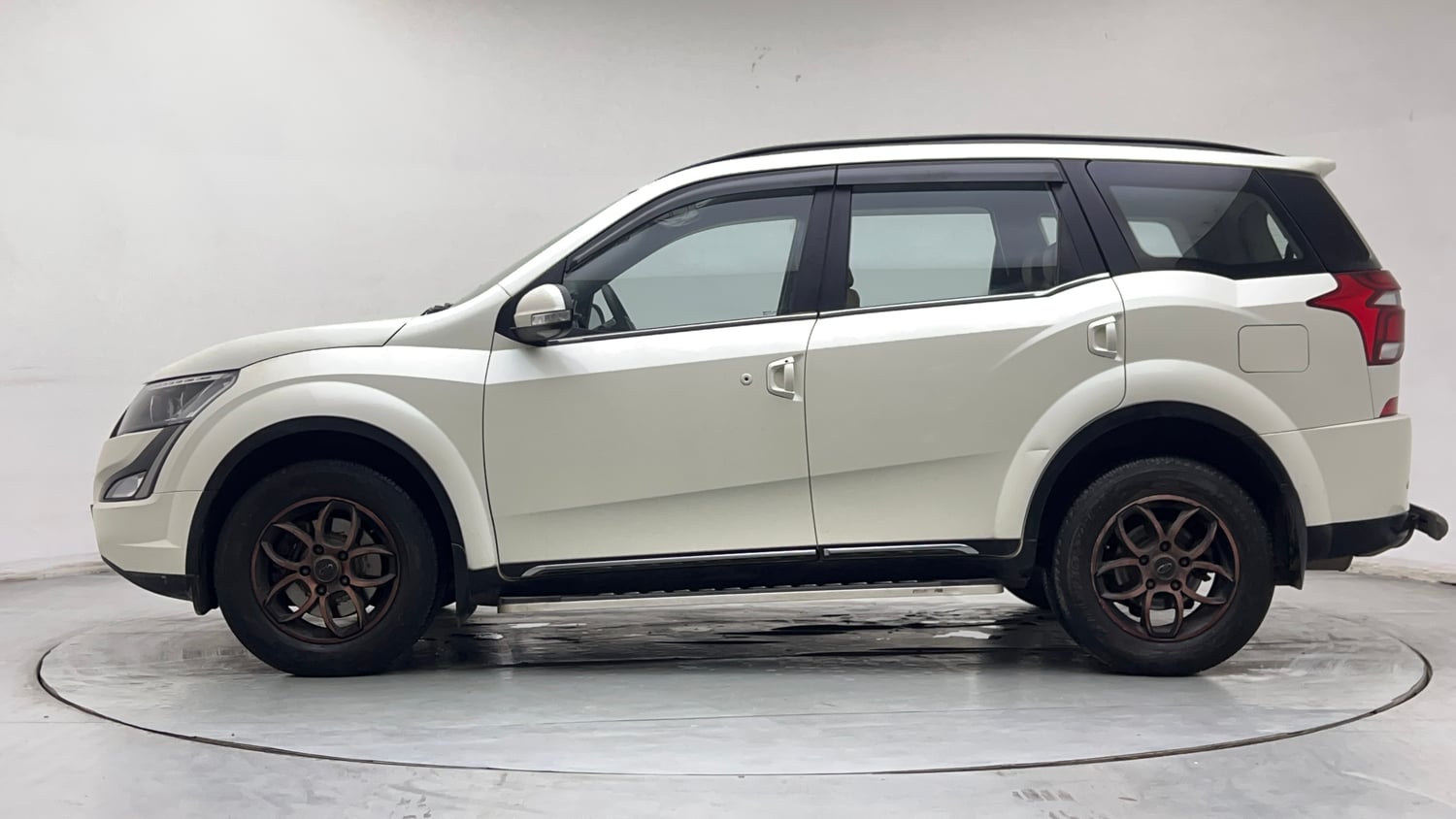 Used 2021 Mahindra XUV500 W7 Diesel Manual exterior LEFT SIDE VIEW
