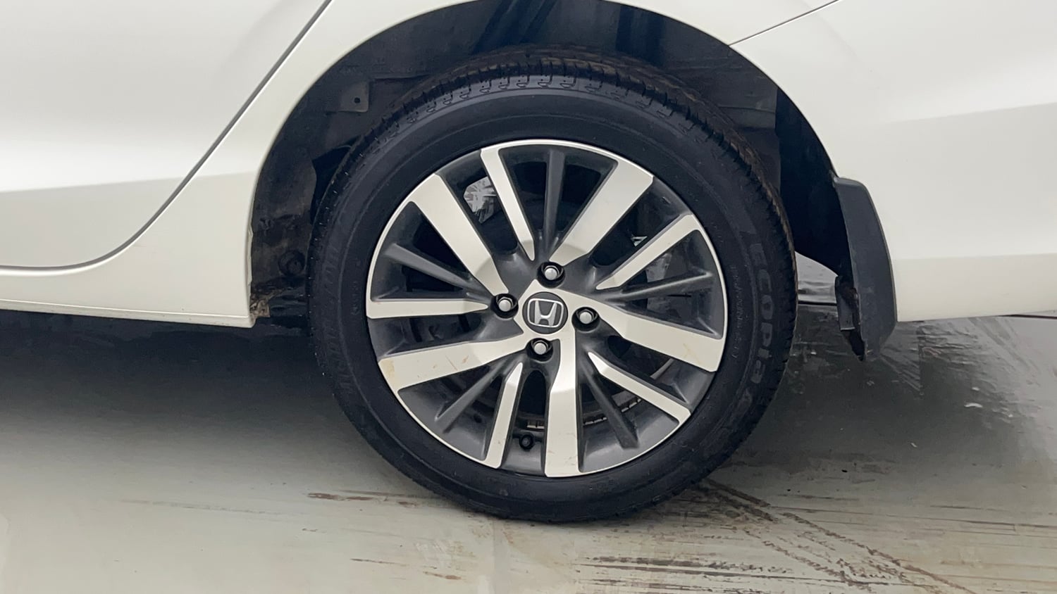 Used 2023 Honda City ZX Petrol Petrol Manual tyres LEFT REAR TYRE RIM VIEW