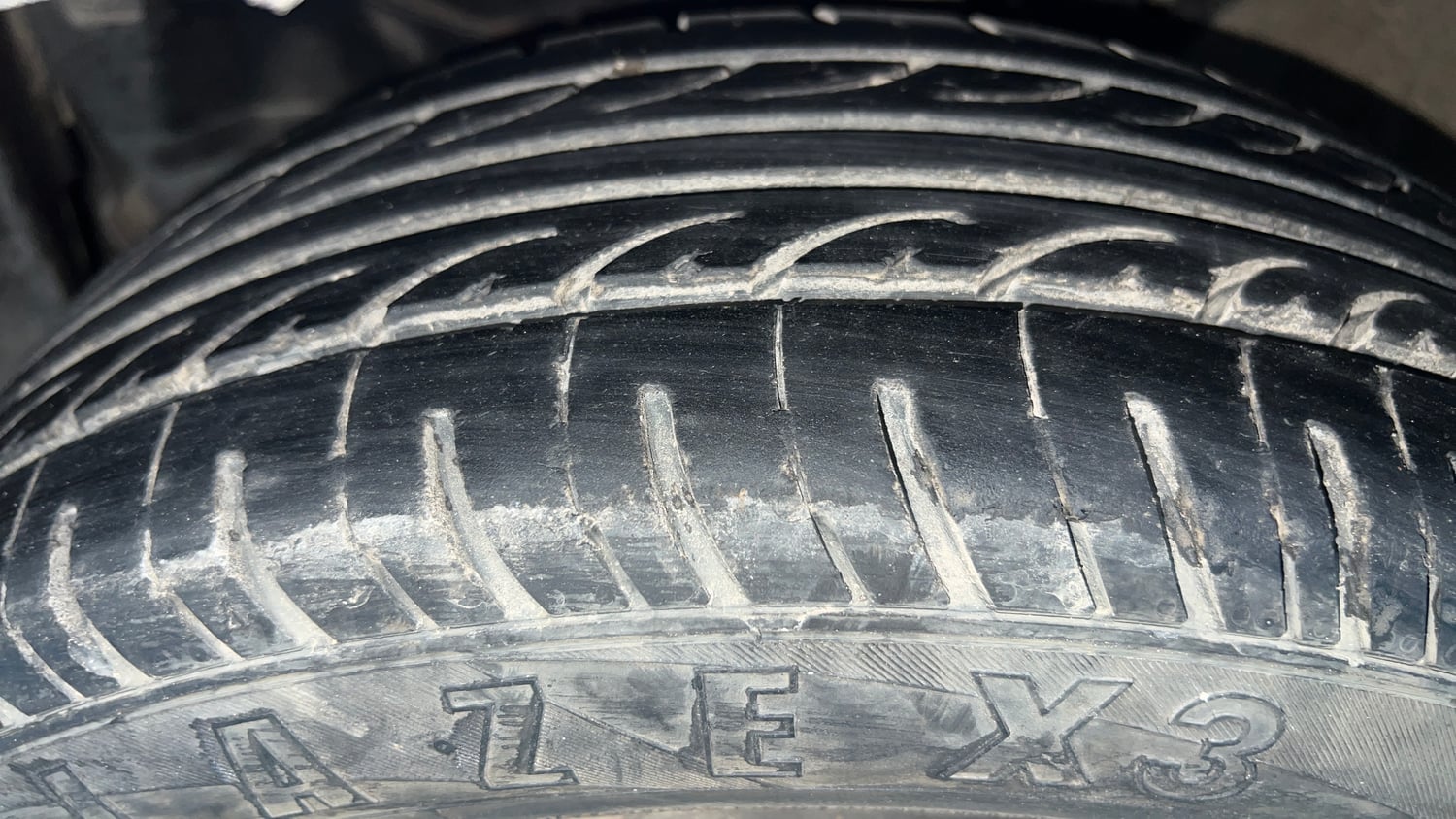 Used 2013 Honda Amaze 1.2 S i-VTEC Petrol Manual tyres LEFT FRONT TYRE TREAD VIEW