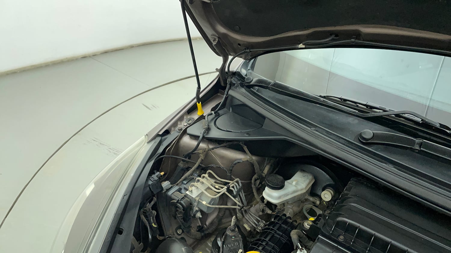 Used 2020 Tata Tigor Revotron XZA Petrol Automatic engine ENGINE RIGHT SIDE HINGE & APRON VIEW