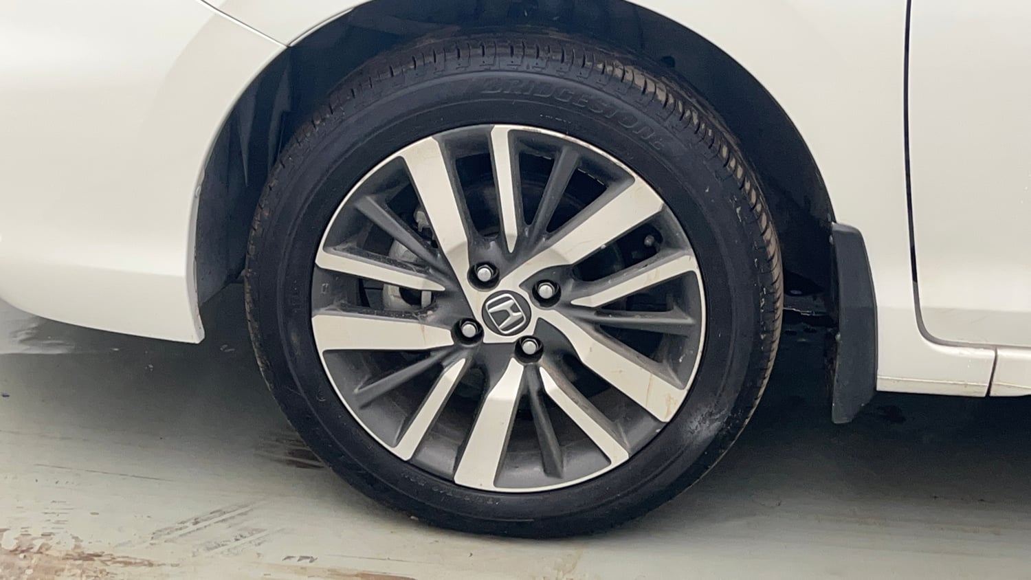 Used 2023 Honda City ZX Petrol Petrol Manual tyres LEFT FRONT TYRE RIM VIEW