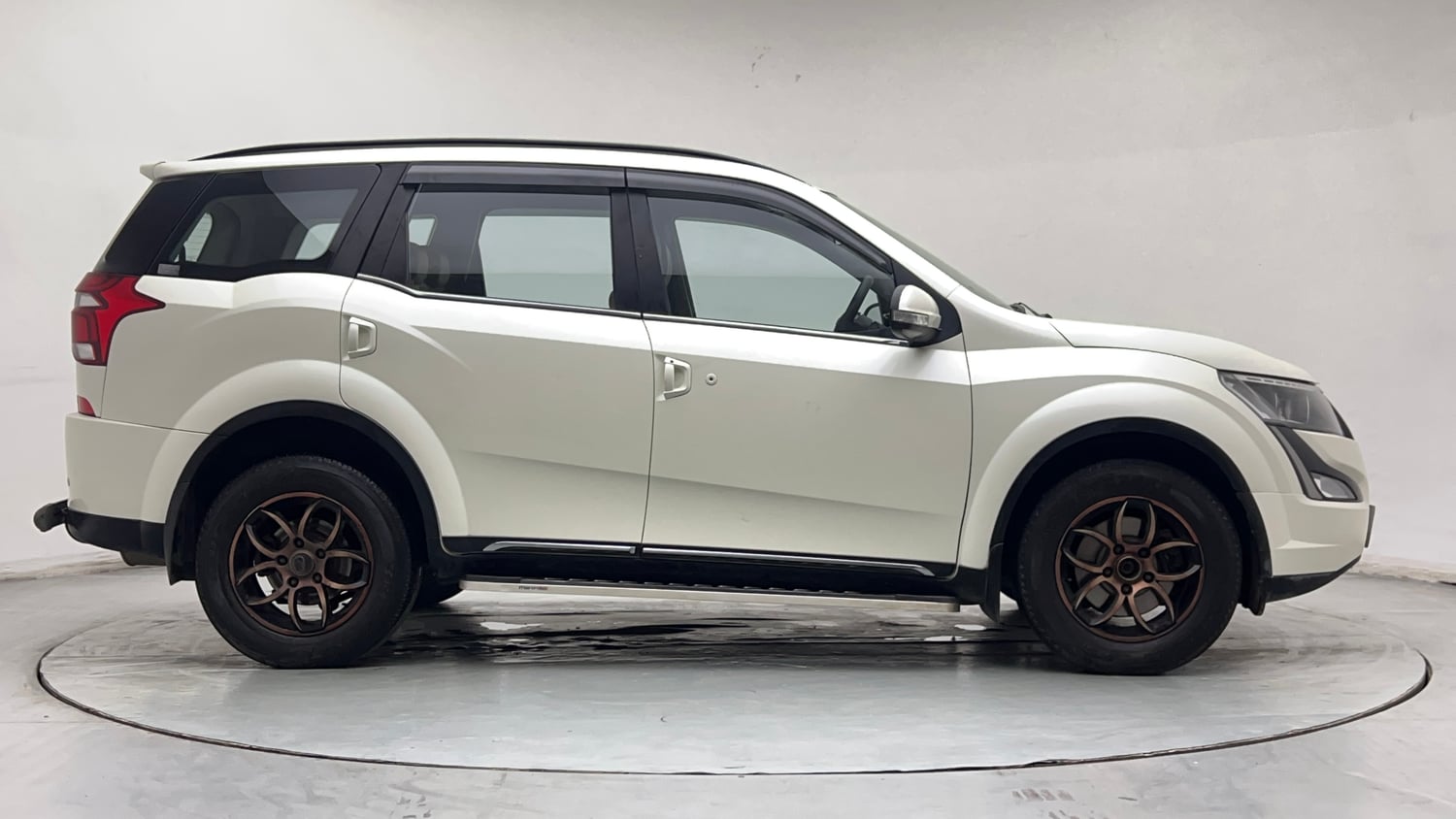 Used 2021 Mahindra XUV500 W7 Diesel Manual exterior RIGHT SIDE VIEW