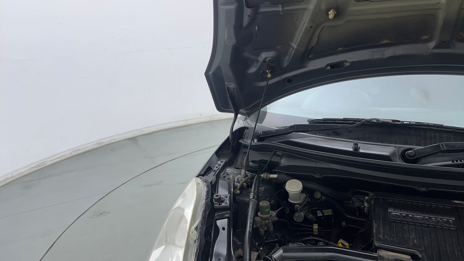 Used 2014 Maruti Suzuki Swift LXi Petrol Manual engine ENGINE RIGHT SIDE HINGE & APRON VIEW