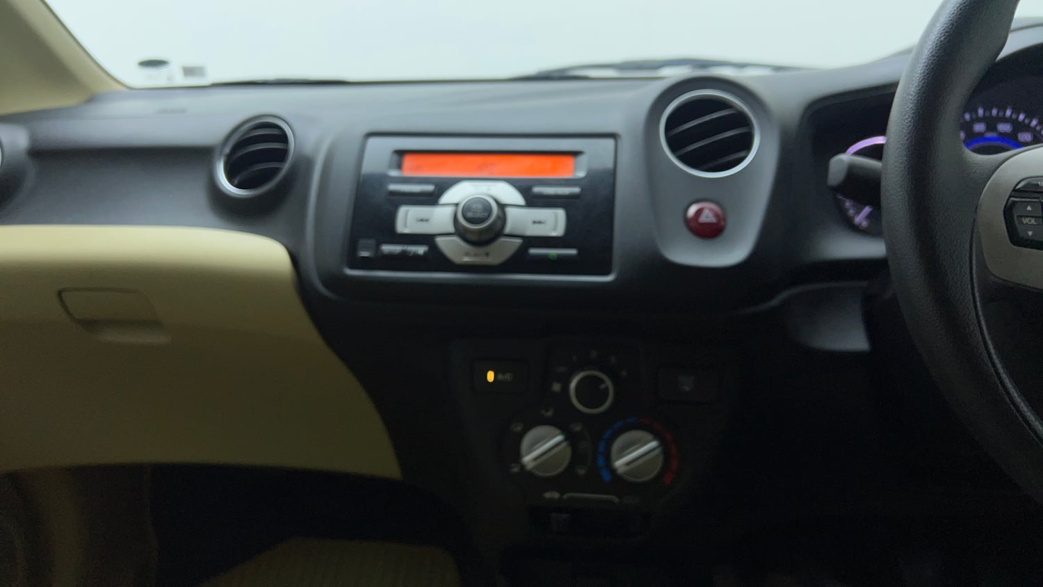 Used 2015 Honda Amaze 1.2 SX i-VTEC Petrol Manual top_features Integrated (in-dash) music system