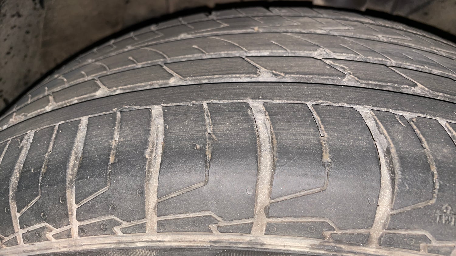 Used 2024 Hyundai Creta 1.5 CRDi Diesel AT DSL SX(O) Diesel Automatic tyres RIGHT FRONT TYRE TREAD VIEW