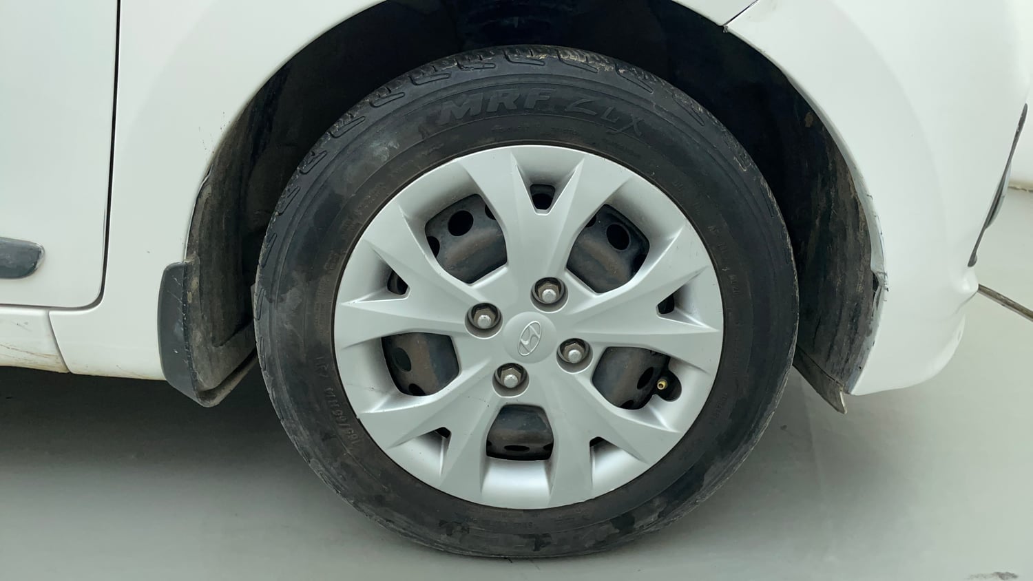 Used 2015 Hyundai Grand i10 Sportz 1.2 Kappa VTVT Petrol Manual tyres RIGHT FRONT TYRE RIM VIEW