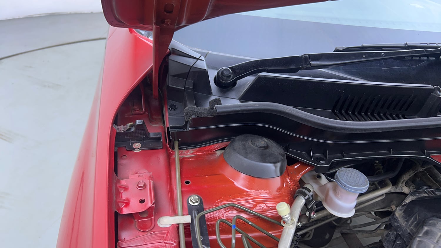 Used 2021 Maruti Suzuki Vitara Brezza ZXi AT SHVS Petrol Automatic engine ENGINE RIGHT SIDE HINGE & APRON VIEW