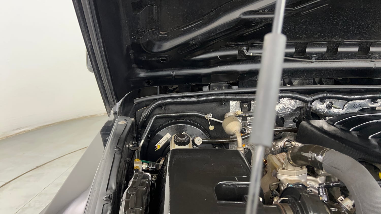 Used 2022 mahindra Thar LX Hard Top Petrol MT 4WD Petrol Manual engine ENGINE RIGHT SIDE HINGE & APRON VIEW