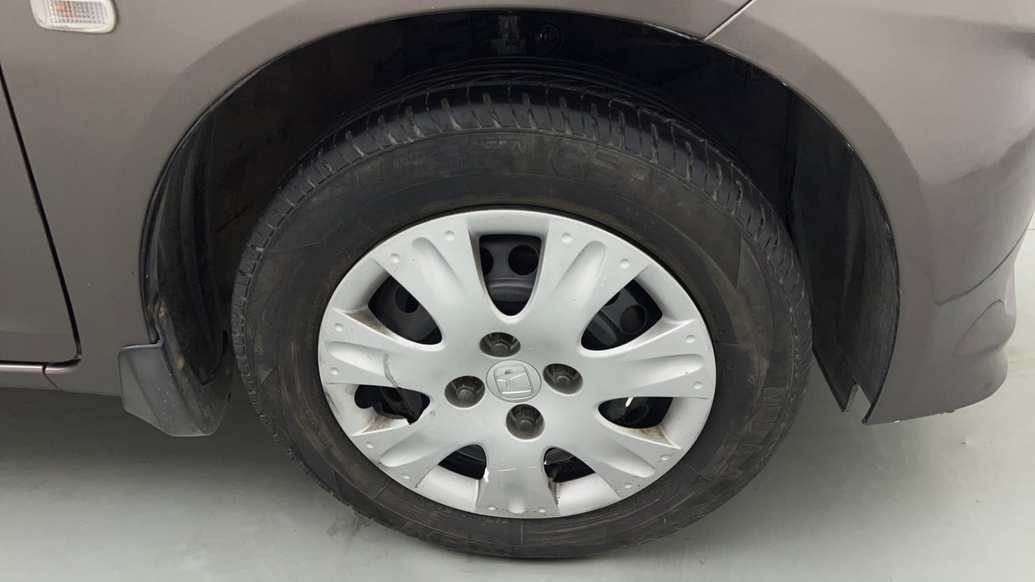 Used 2013 Honda Amaze 1.2 S i-VTEC Petrol Manual tyres RIGHT FRONT TYRE RIM VIEW