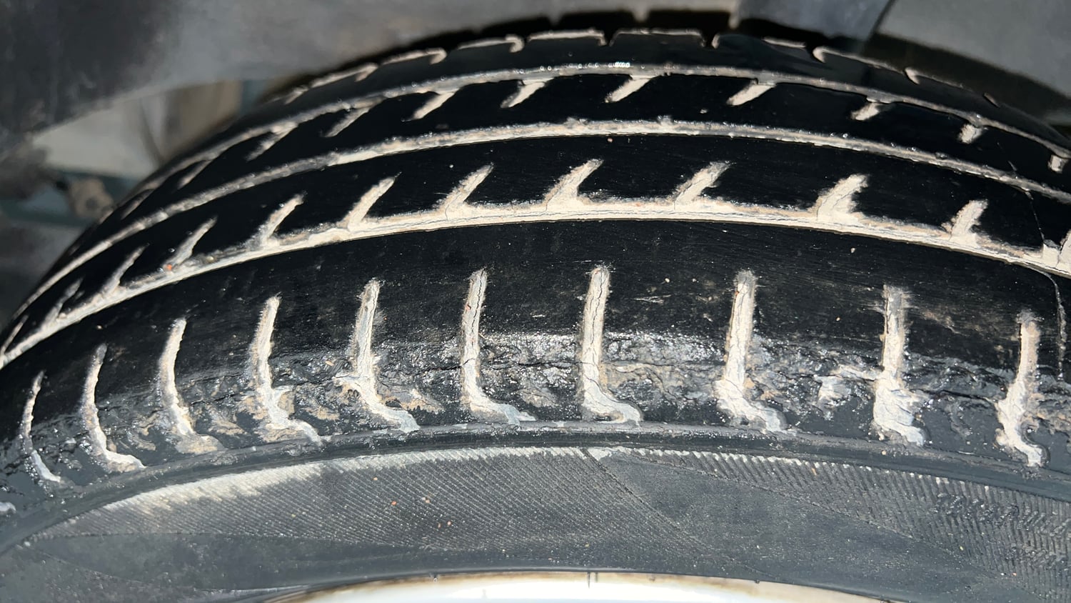 Used 2017 Renault Kwid 1.0 RXT AMT Petrol Automatic tyres LEFT REAR TYRE TREAD VIEW