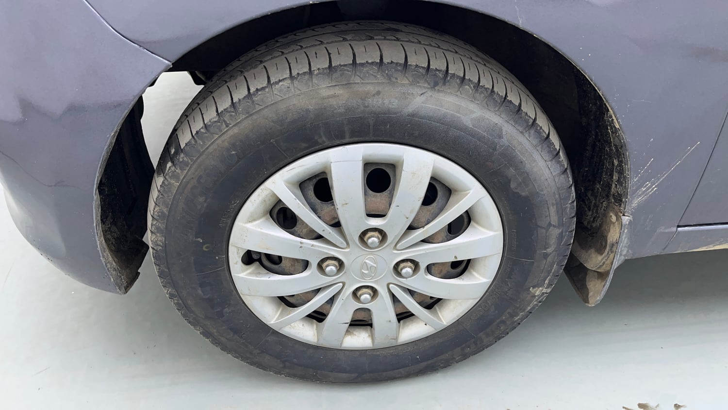 Used 2014 Hyundai i10 Sportz 1.1 iRDE2 Petrol Manual tyres LEFT FRONT TYRE RIM VIEW