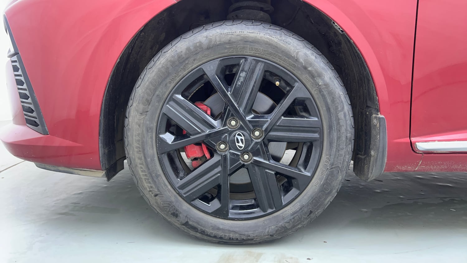 Used 2023 Hyundai Verna SX (O) 1.5 Turbo Petrol DCT Petrol Automatic tyres LEFT FRONT TYRE RIM VIEW