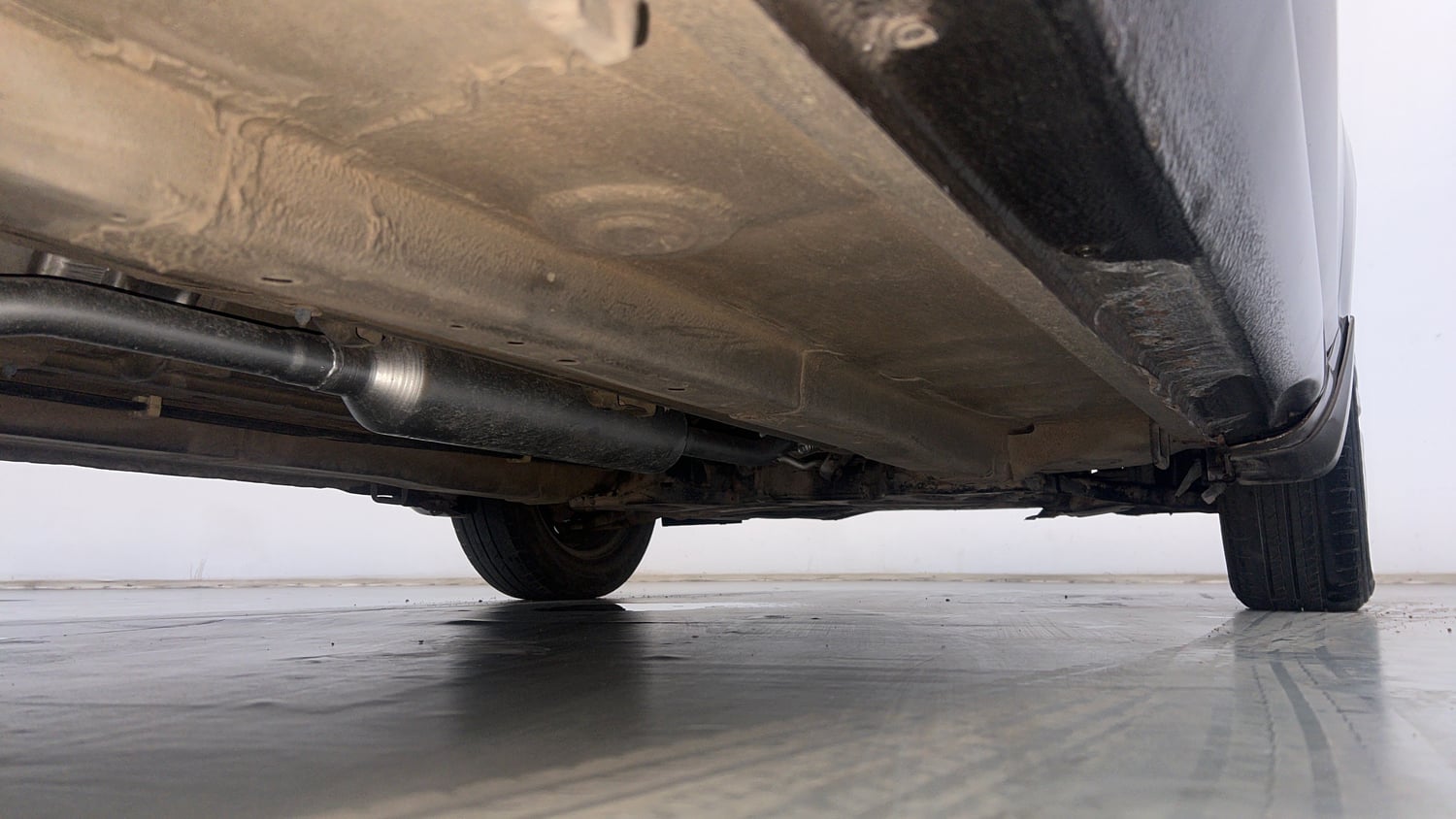 Used 2015 Maruti Suzuki Ciaz VXi+ AT Petrol Automatic extra REAR RIGHT UNDERBODY VIEW
