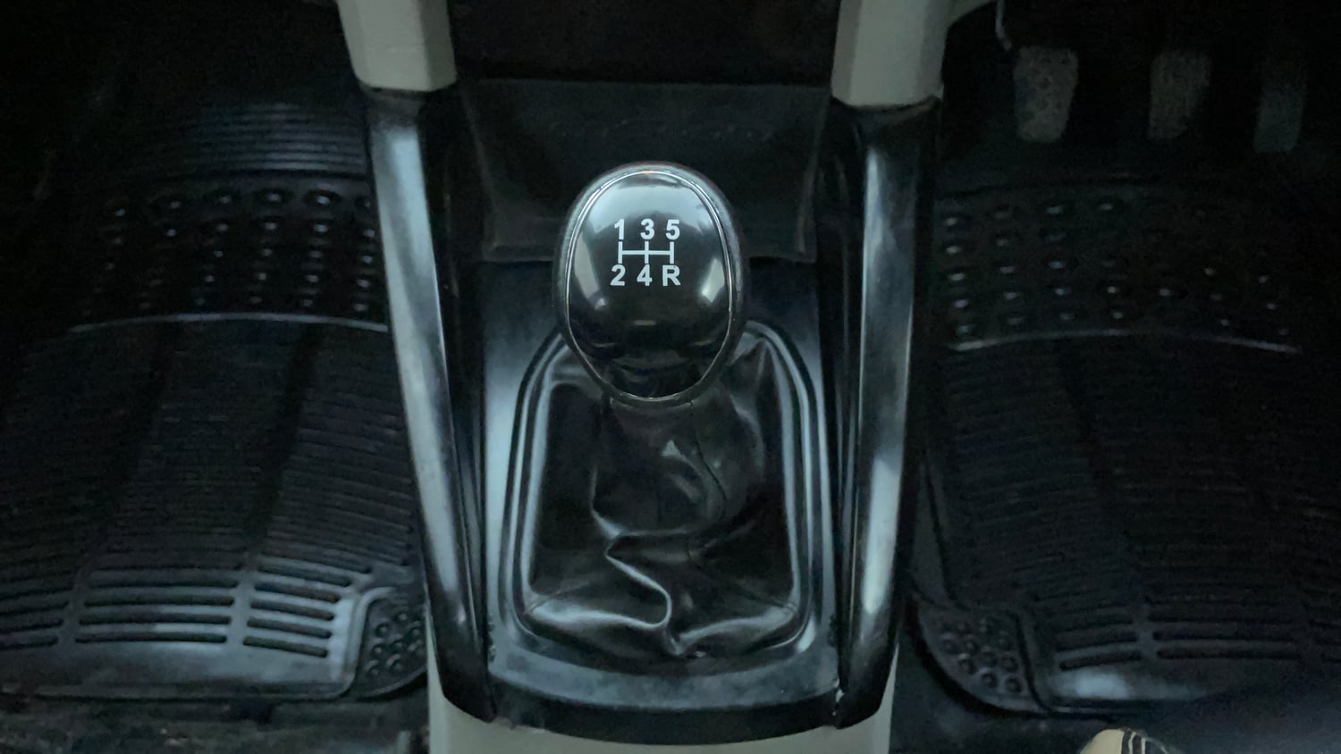 Used 2014 Ford EcoSport Trend 1.5 TDCi Diesel Manual interior GEAR  KNOB VIEW