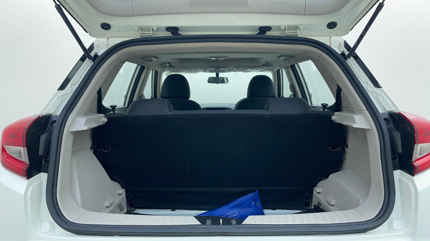 Used 2022 Mahindra XUV 300 W6 1.2 Petrol AMT Petrol Automatic interior DICKY INSIDE VIEW