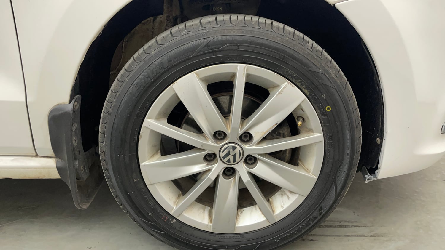Used 2016 Volkswagen Polo Highline1.2L (P) Petrol Manual tyres RIGHT FRONT TYRE RIM VIEW