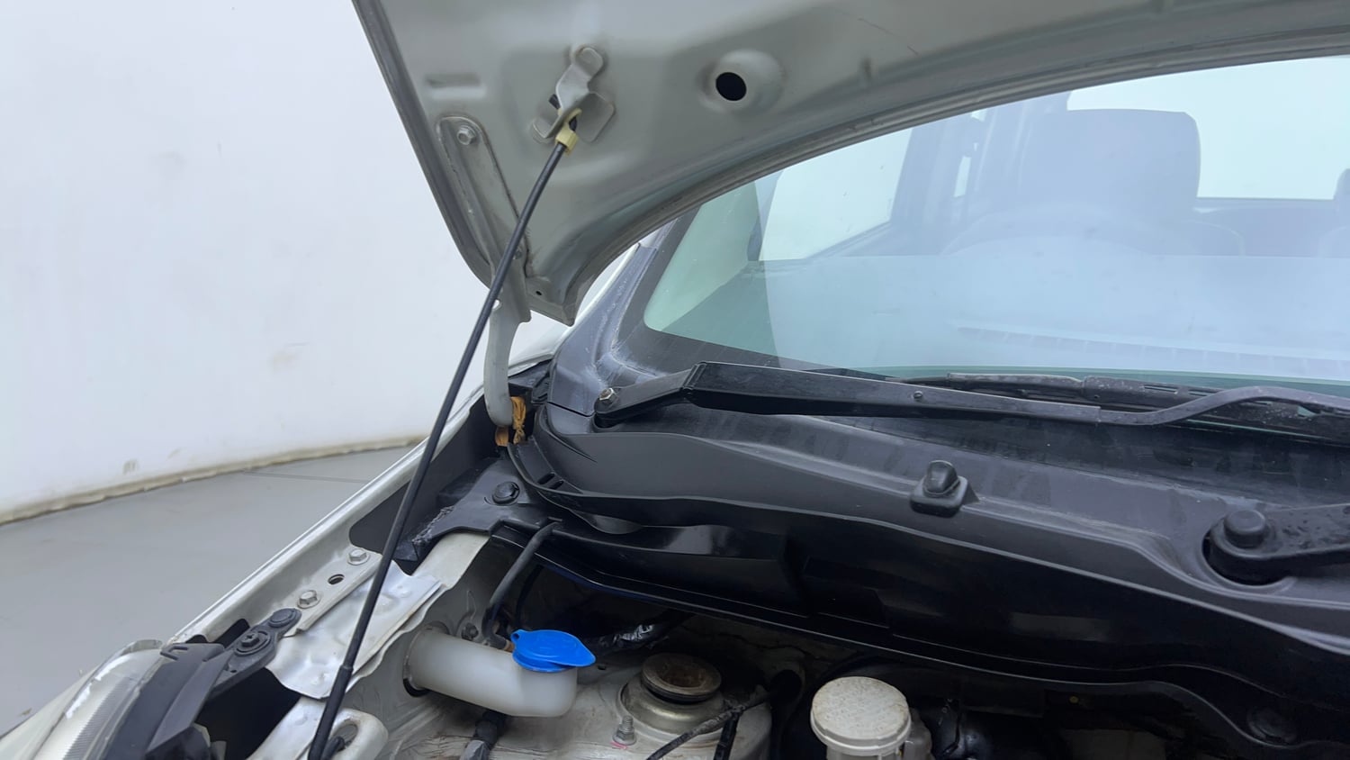 Used 2012 Maruti Suzuki Wagon R LXi Petrol Manual engine ENGINE RIGHT SIDE HINGE & APRON VIEW